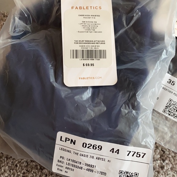 Sold OUT Fabletics size XS Oasis 7/8 leggings size XS in abyss - Picture 3 of 3